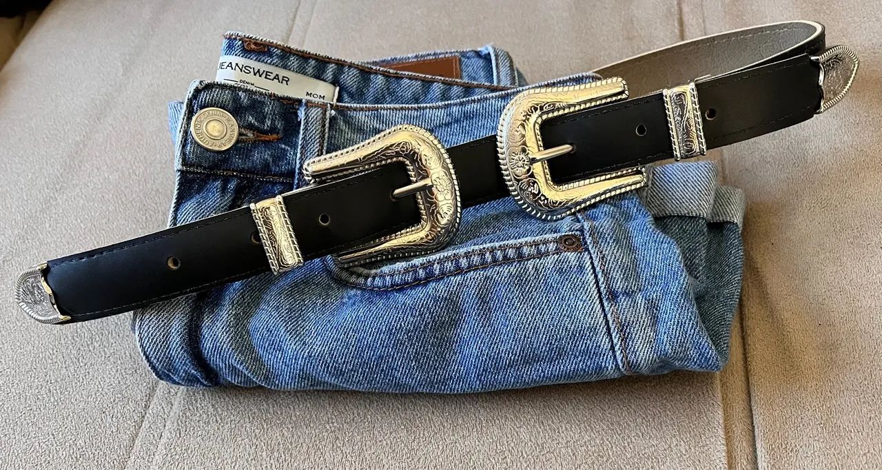 Cinto preto de duas fivelas