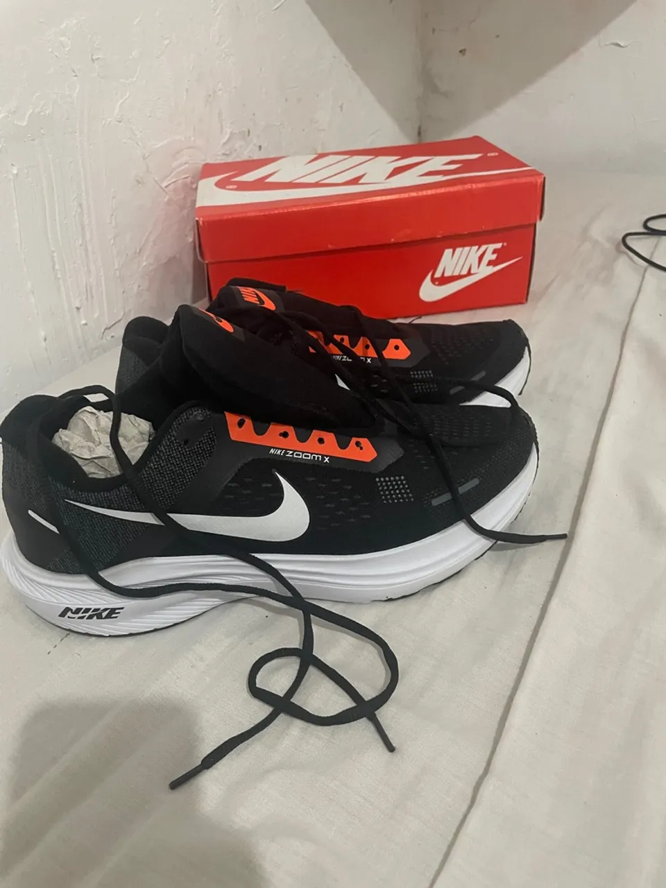 Tênis Nike Zoom X - Preto com detalhes em laranja