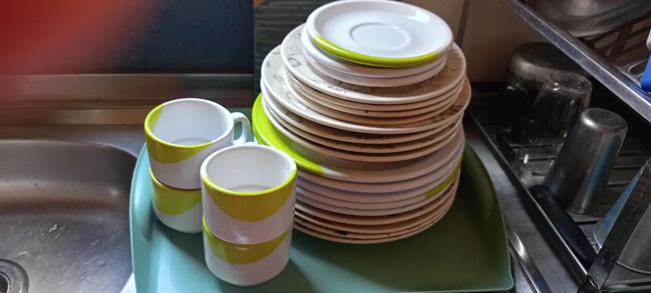 Jogo de pratos e xícaras de porcelana - Foto 2