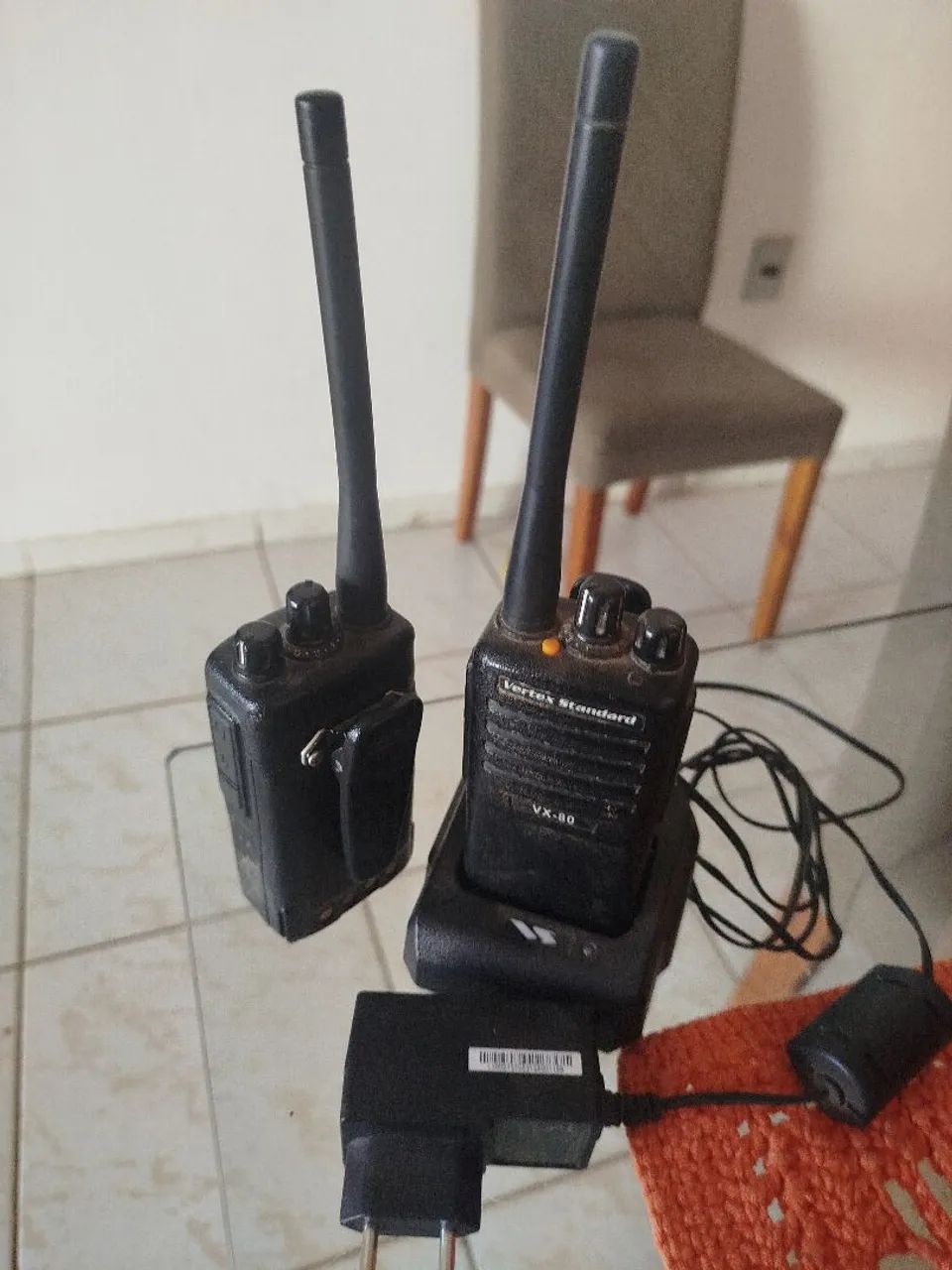 Par de Walkie Talkies Vertex Standard VX-80