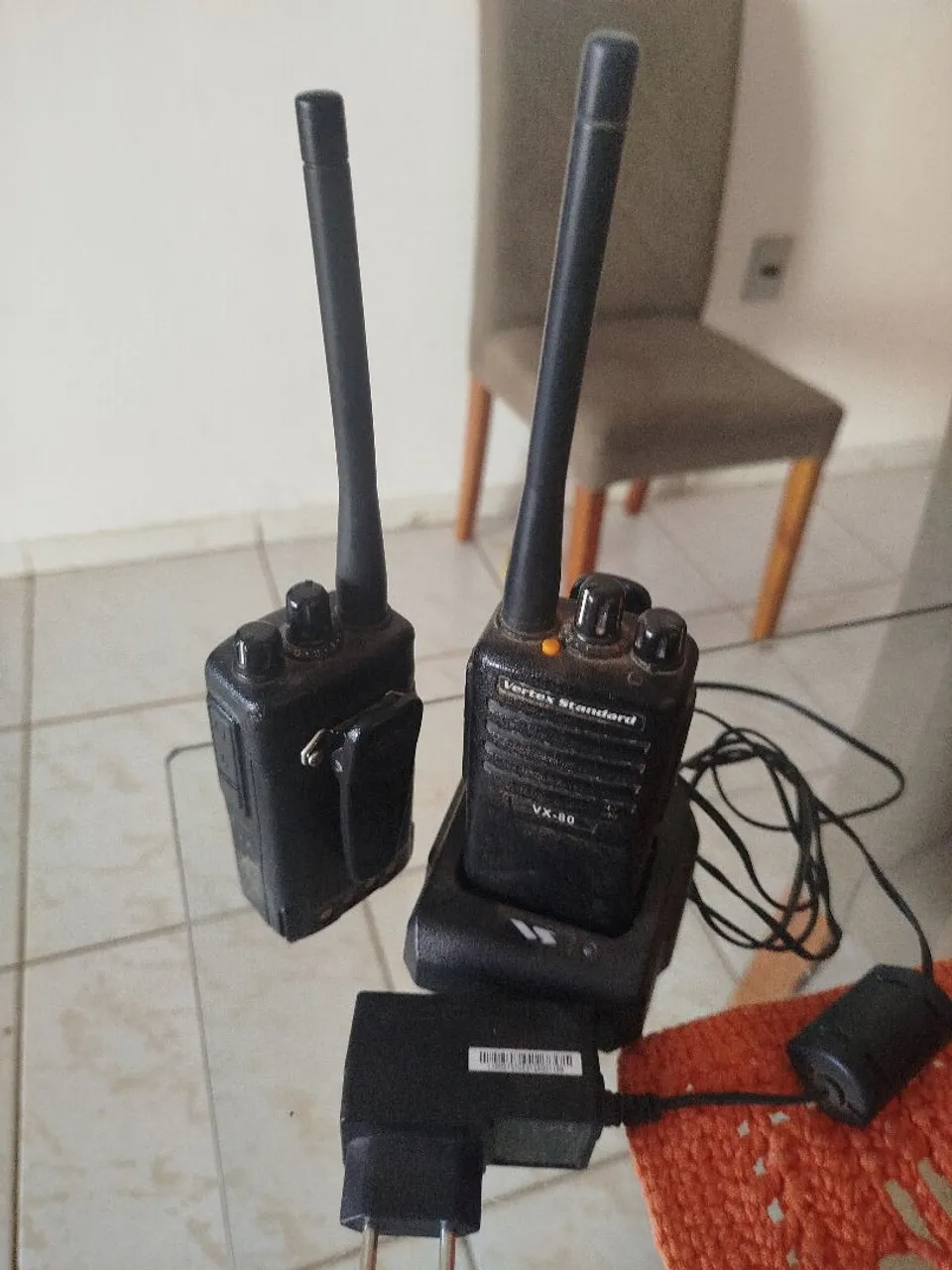 Par de Walkie Talkies Vertex Standard VX-80