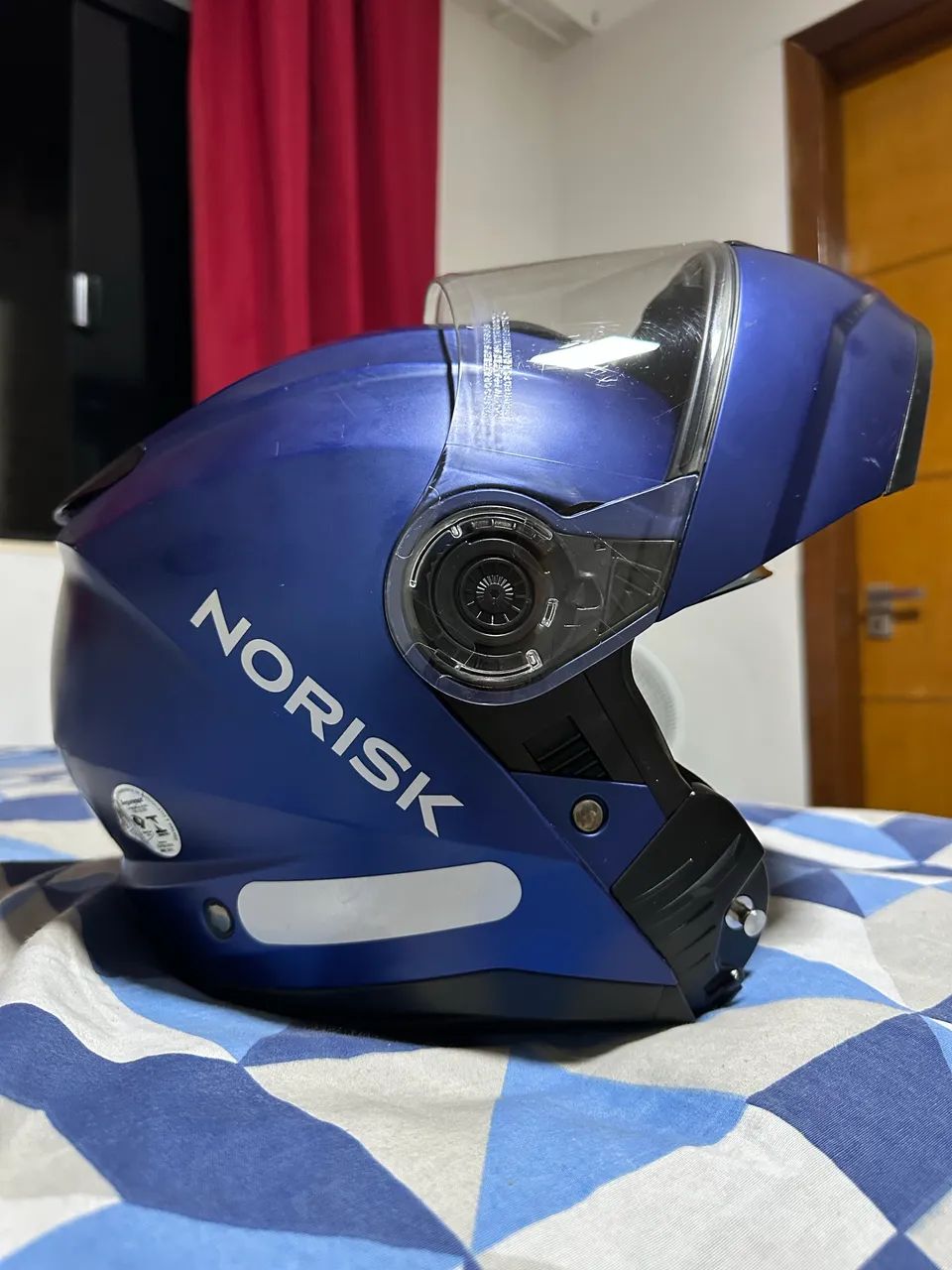 Capacete Norisk articulado e com óculos interno
