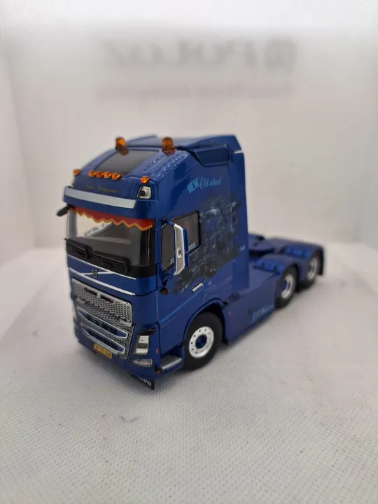 Miniatura Volvo FH Globetrotter 6x4 The Chief - Escala 1/50