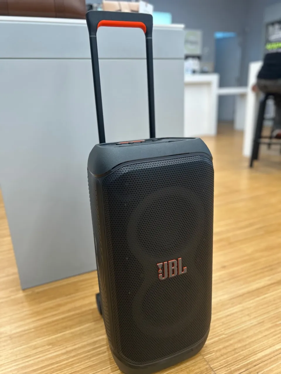 Caixa de Som JBL com Rodas - Som Potente e Portátil
