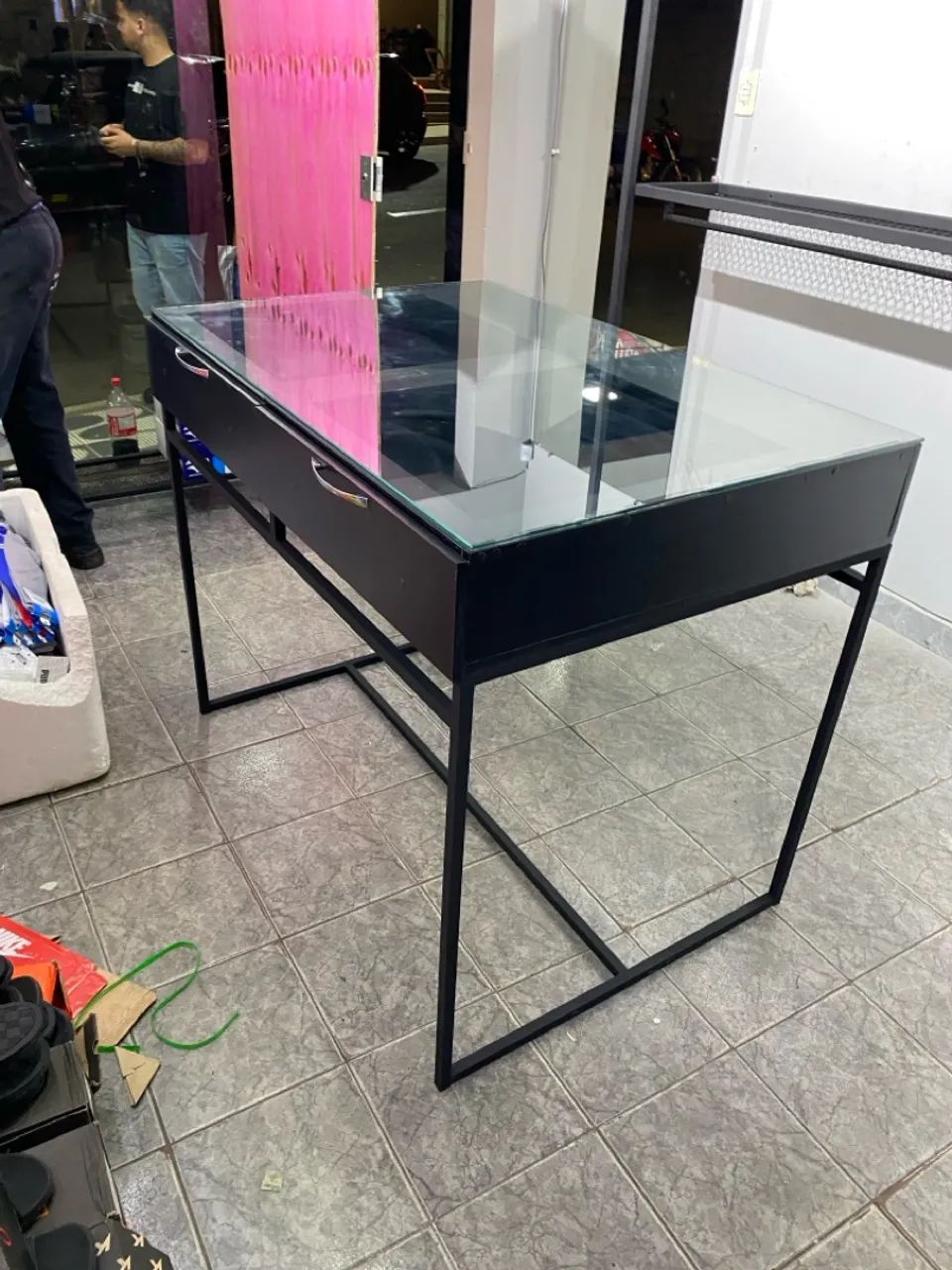 Mesa de centro para loja com tampo de vidro temperado gavetas e araras de roupa