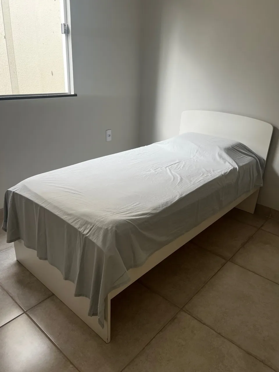 Cama de solteiro branca com cabeceira
