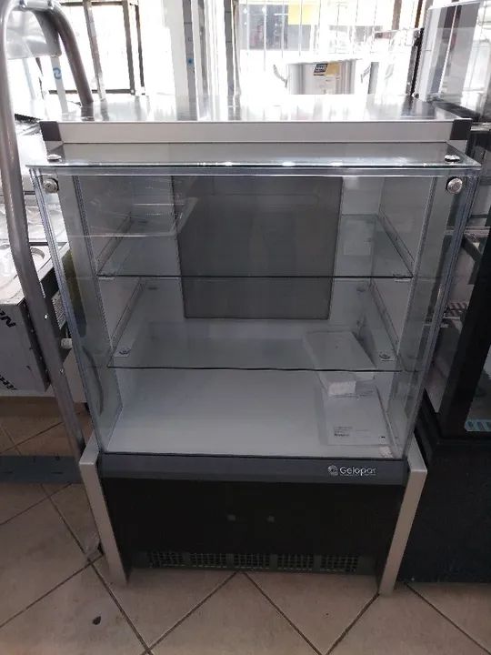 R1 Vitrine expositora 750mm neutra linha aurora Gelopar