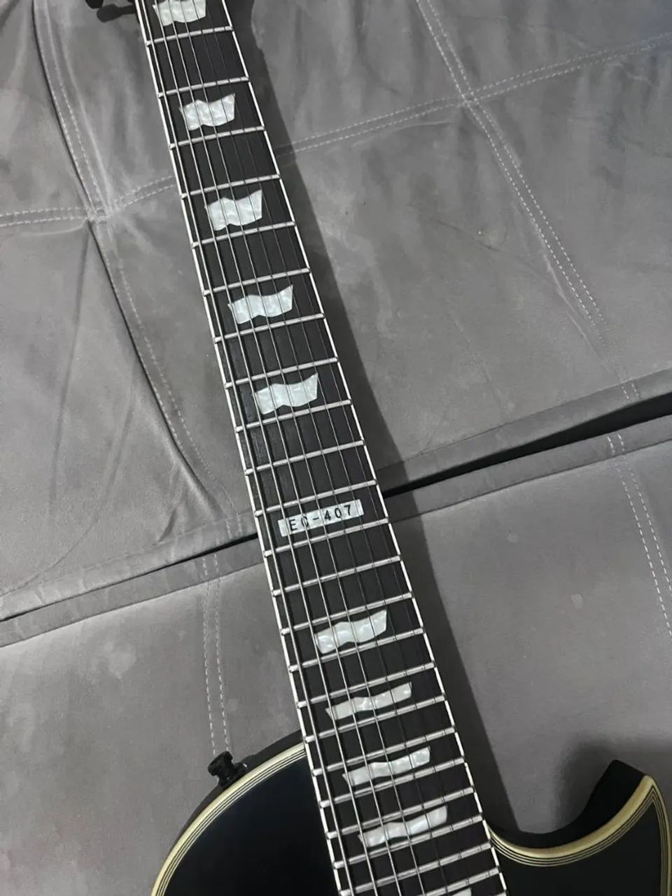 Guitarra LTD 7 cordas EC 407 com EMGs - Foto 4