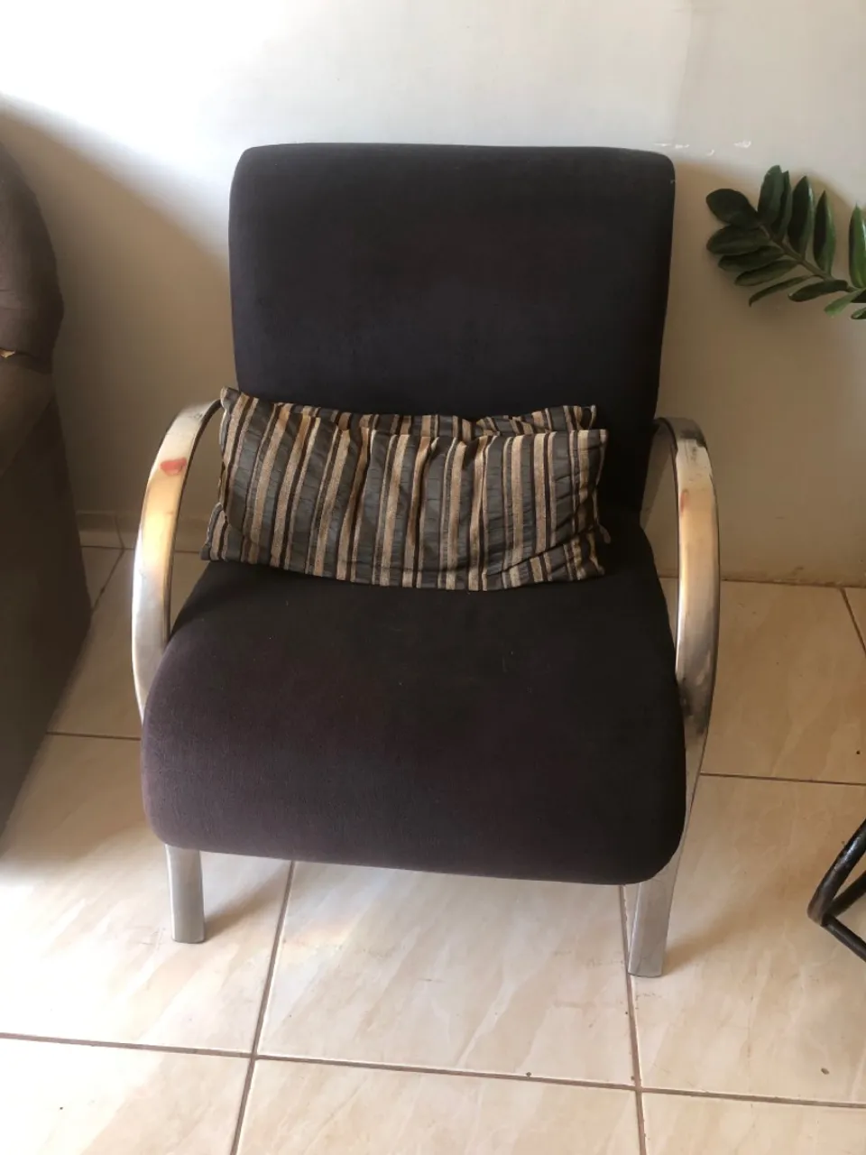 Cadeira com design moderno e almofadas
