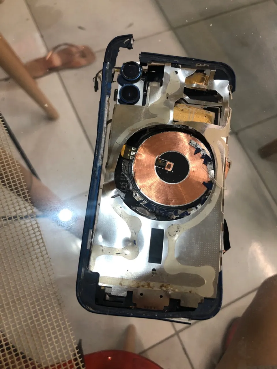 Carcaça Traseira iPhone Danificada - Peças para Reparo