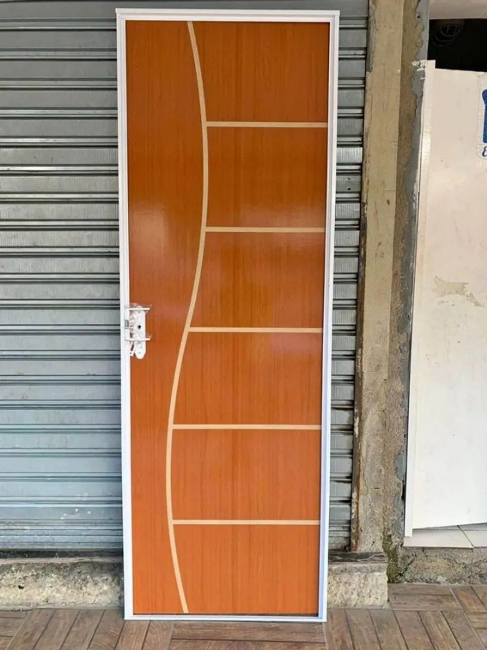 porta de madeira com caixonete em aço branquinho 