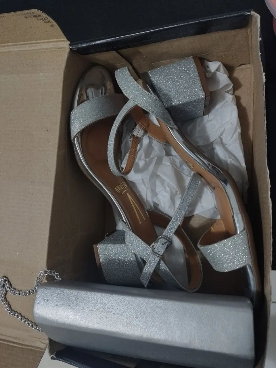 Vendo Sandália Vizzano Prata com gliter (36) com bolsa porta celular