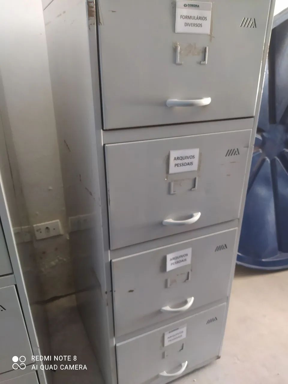 Armário de aço com 4 gavetas