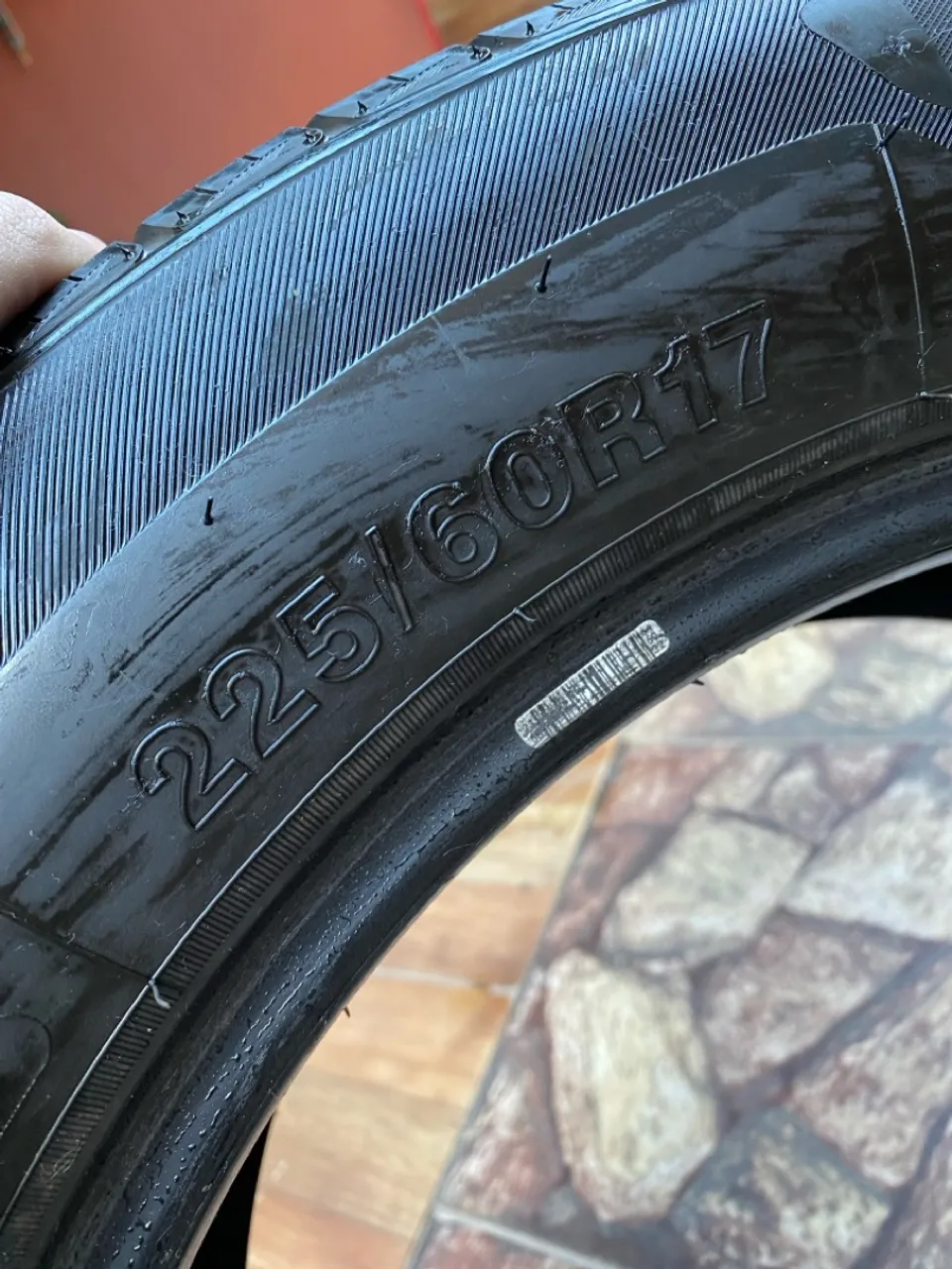 2 Pneus 225/60R17 em ótimo estado.