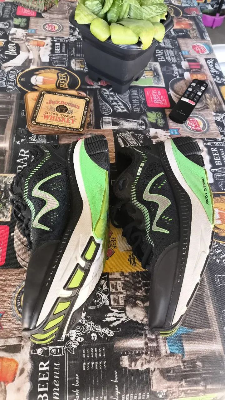 Tênis MTB Zee de corrida preto com detalhes em verde - Foto 2