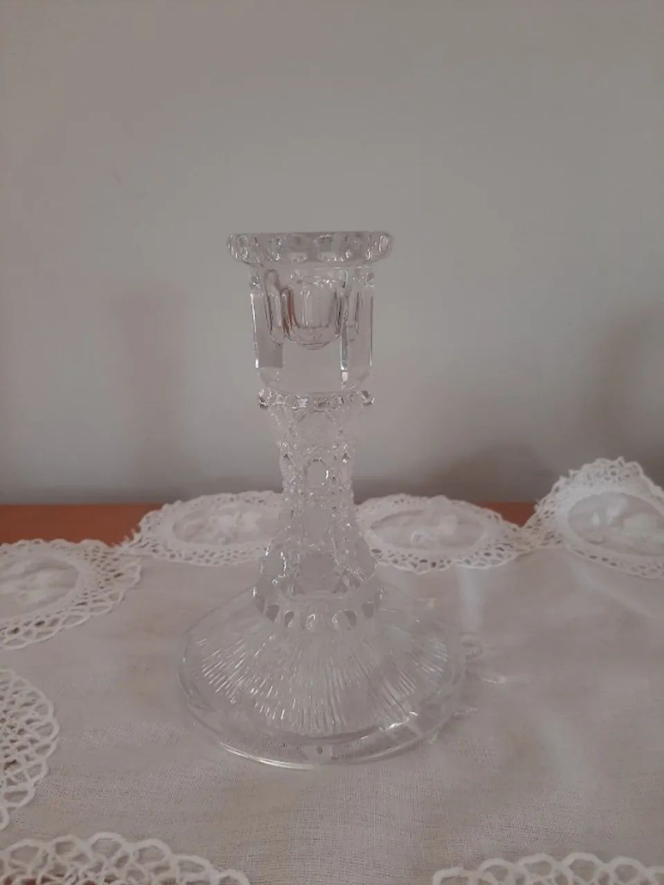 Castiçal em cristal com lapidação sextavada na base 