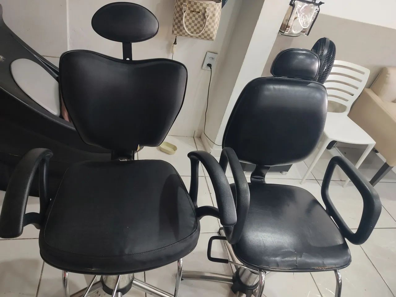2 Cadeiras de salão de beleza - Preta - Usada - Foto 3