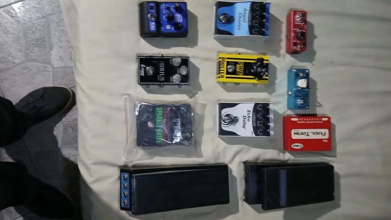 Vários pedais pra guitarra e baixo 