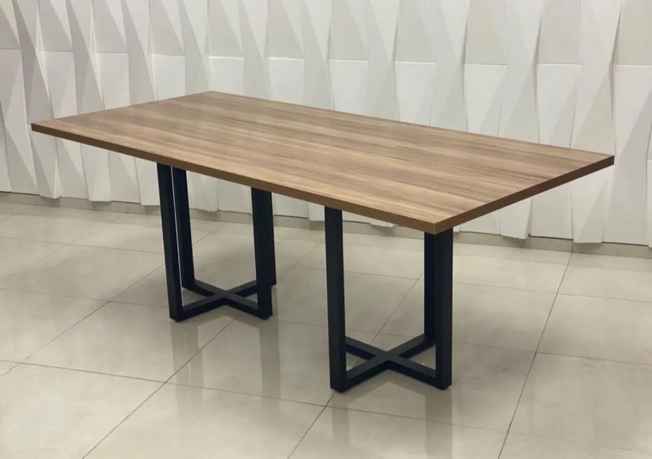 Mesa de reunião Moderna com base metálica 