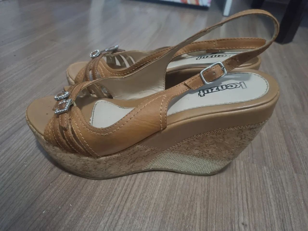 Sandália Anabela nº. 37 bege com Detalhes - Foto 3