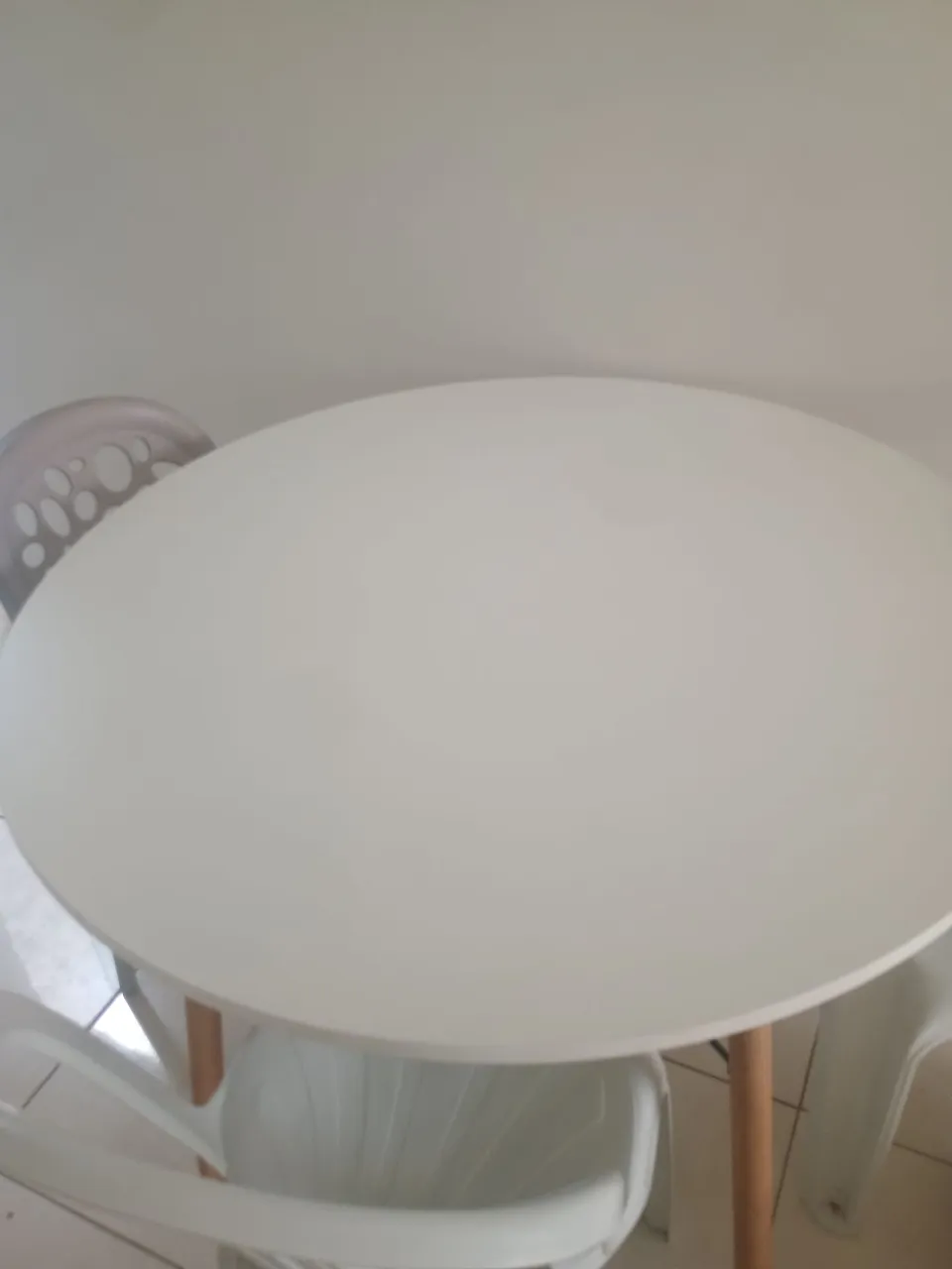 Mesa redonda branca de madeira