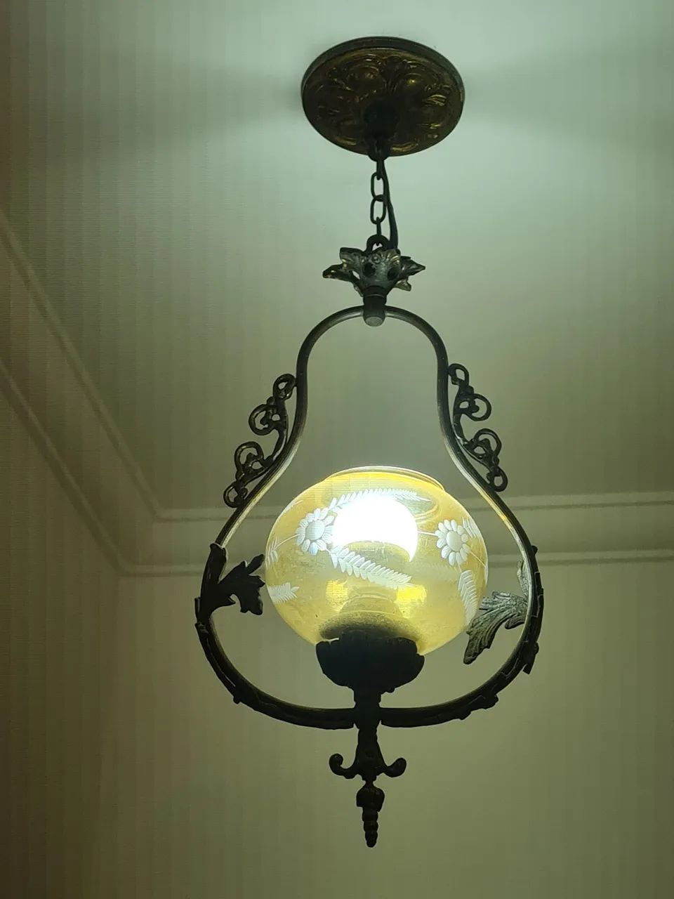 Lustre antigo em bronze com cúpula de vidro - Foto 2