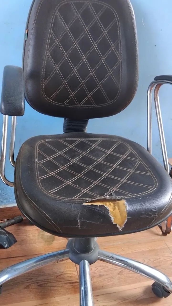 Cadeira giratória com marcas de uso como mostra a foto  - Foto 3