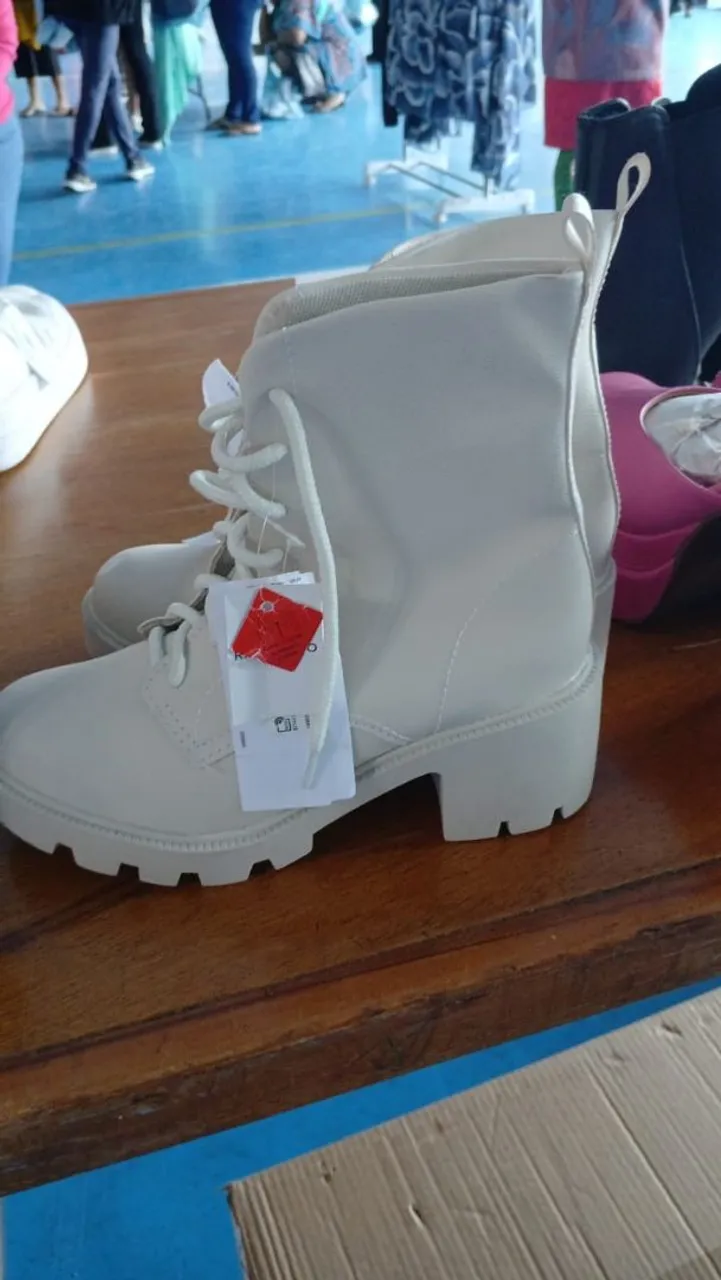 Bota branca feminina