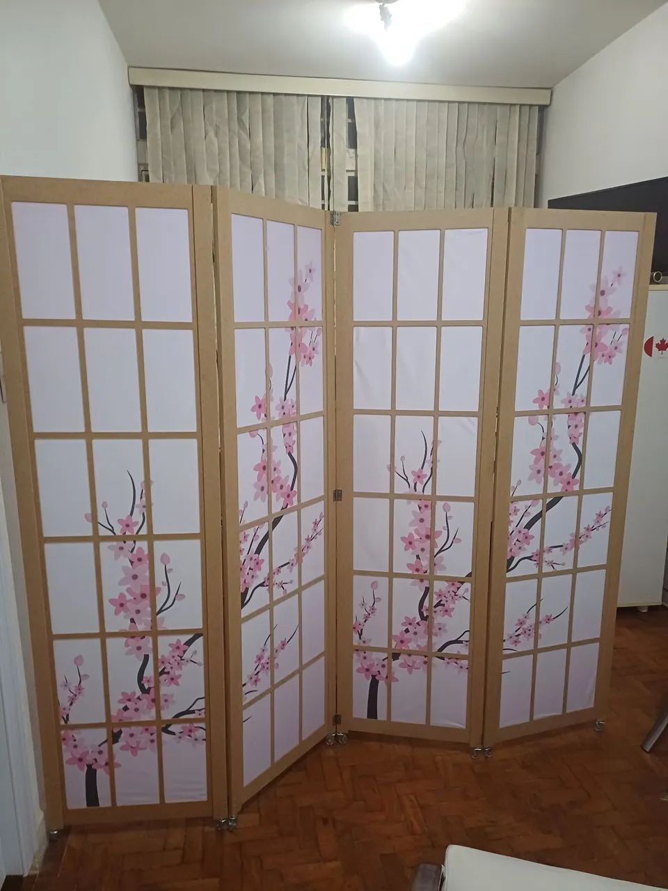 Divisória estilo oriental com flores de cerejeira