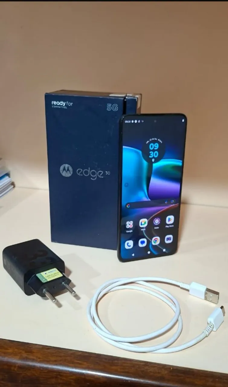 Vendo celular moto edge 30 semi novo,256 gigas 12de ram