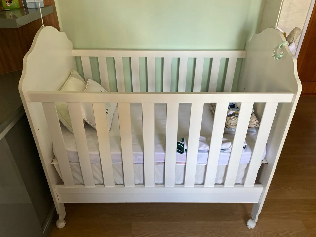 Berço de madeira branco para bebê cor branca 