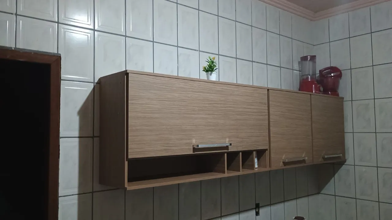 Armário de Cozinha madeirado com 3 repartições.