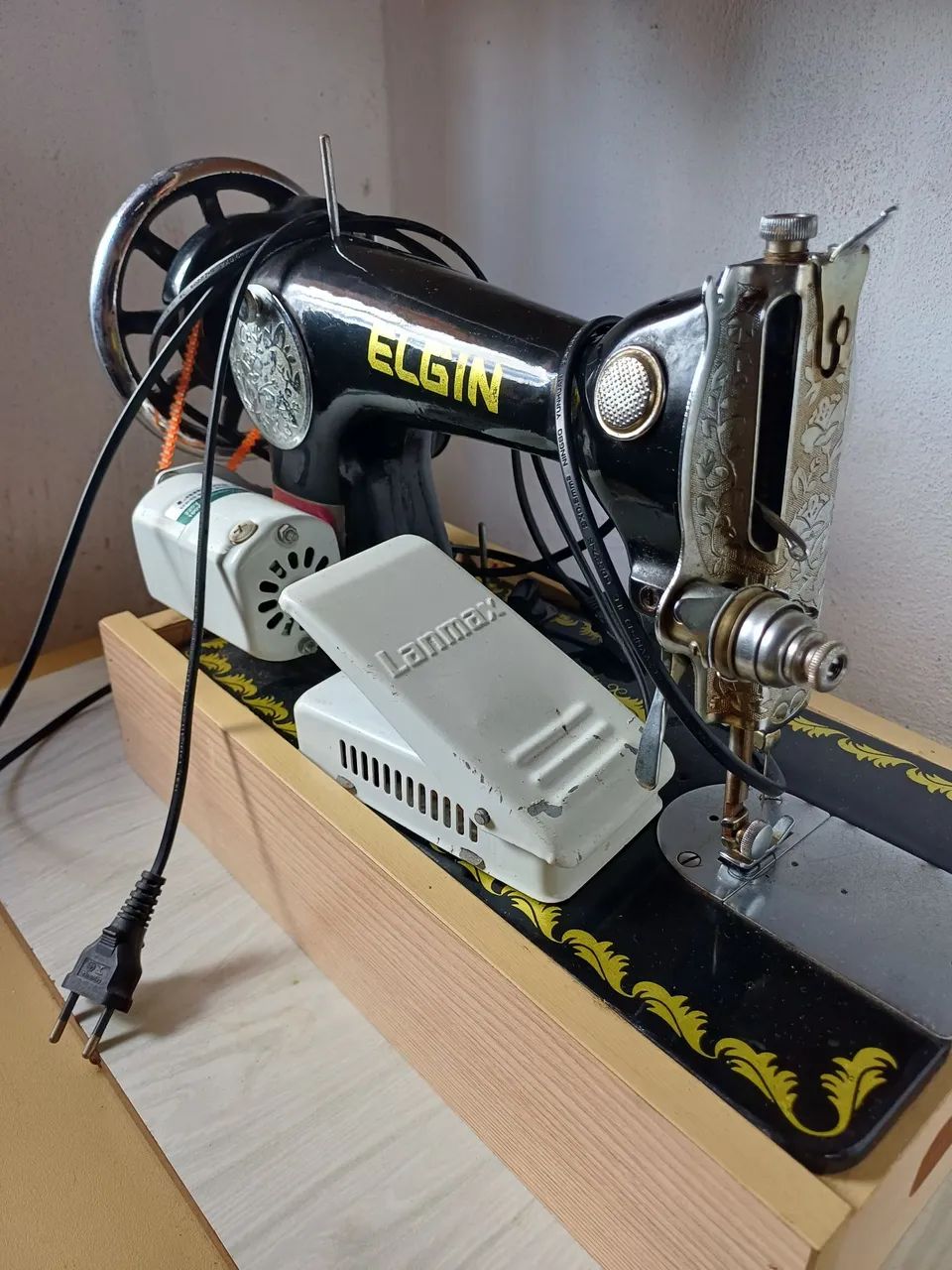 Máquina de costura Elgin semi nova