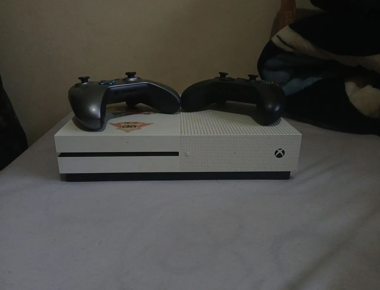Xbox One S 1tb com dois controles com defeito