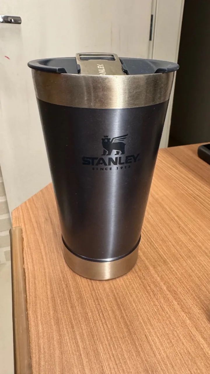 Copo Stanley com tampa 