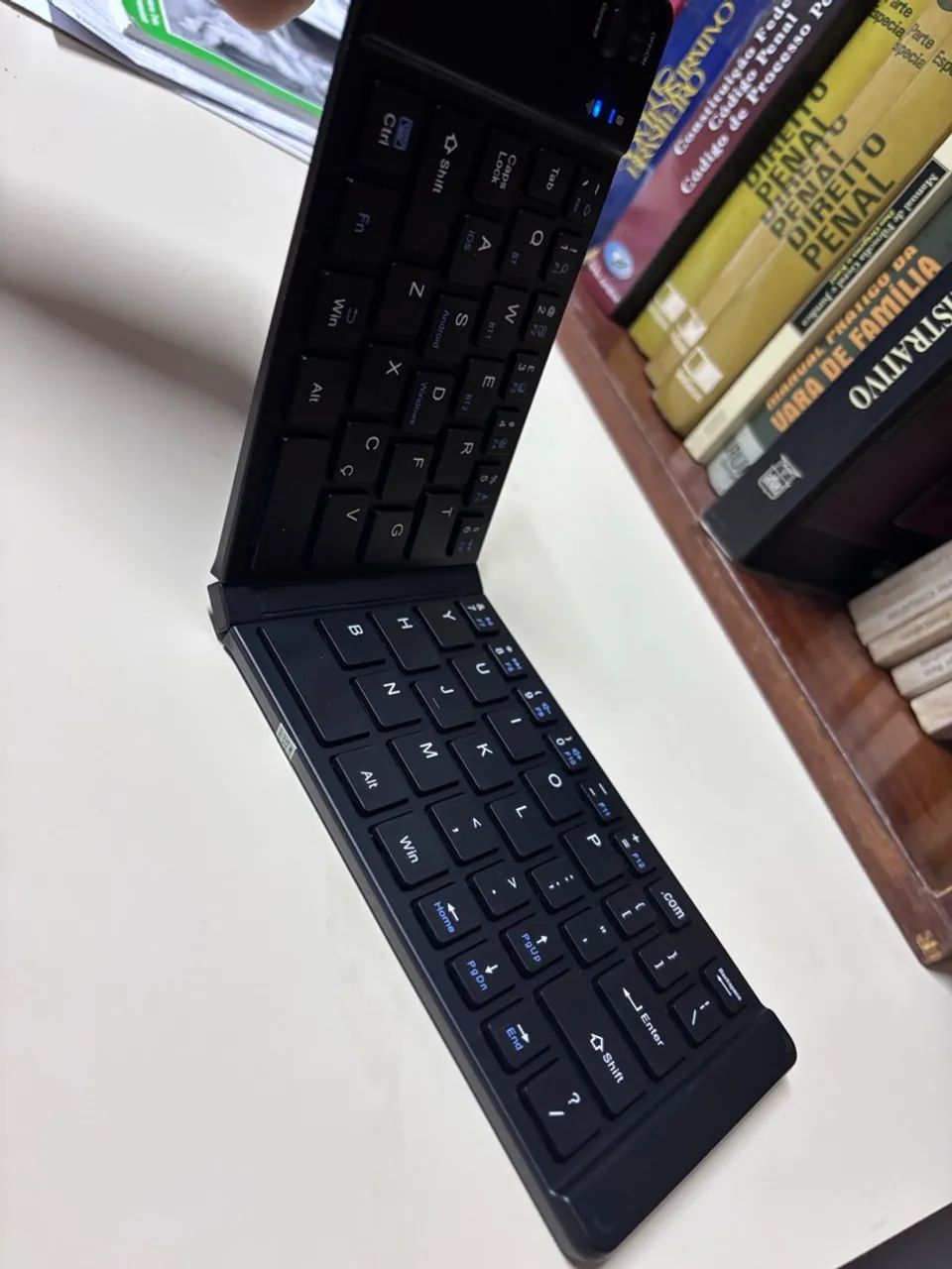 teclado sem fio dobrável com Bluetooth.