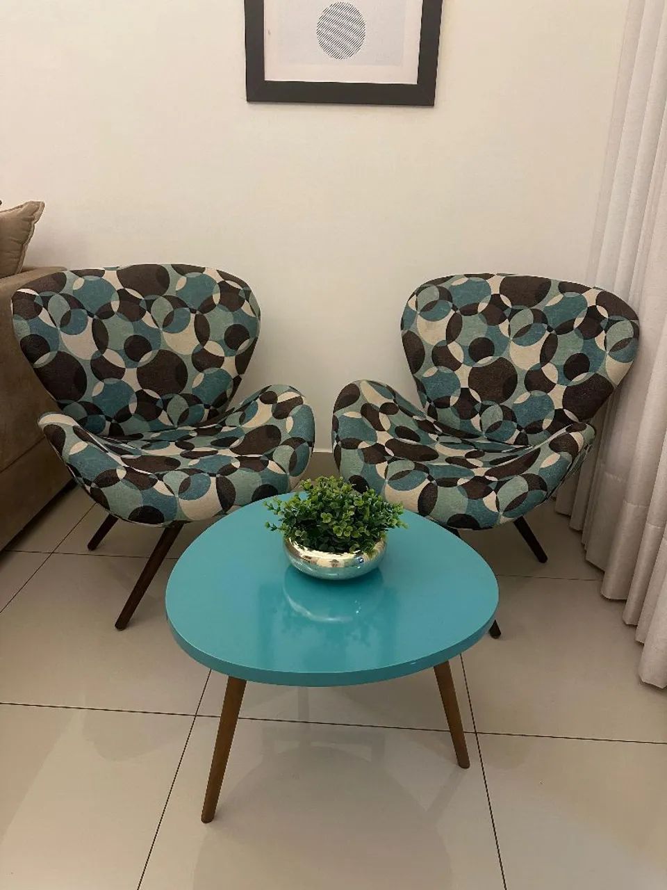 Kit 2 Poltronas Decorativas + Mesa de Centro Laqueada - Excelente Estado