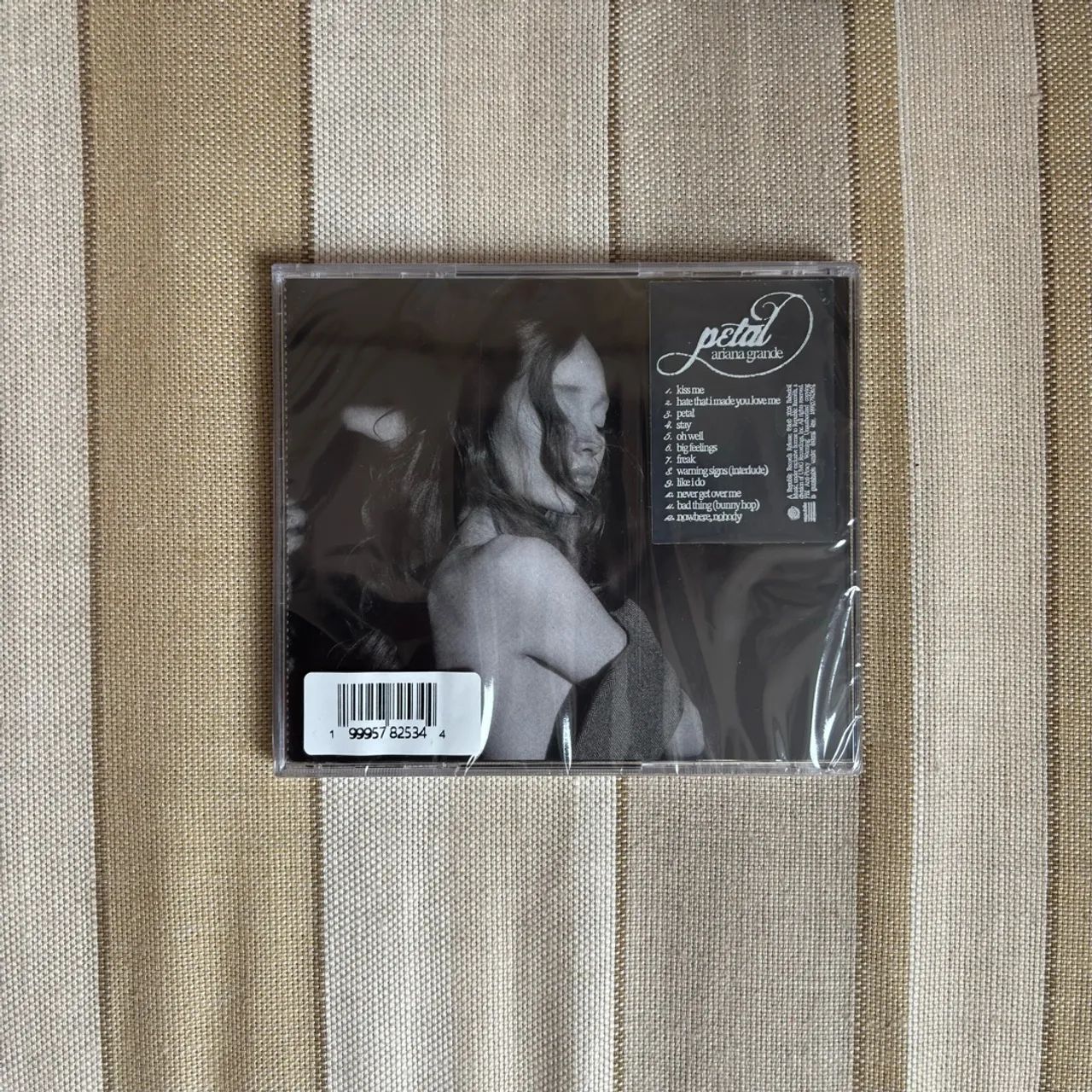 Ariana Grande - petal CD ( autografado ) - Foto 2