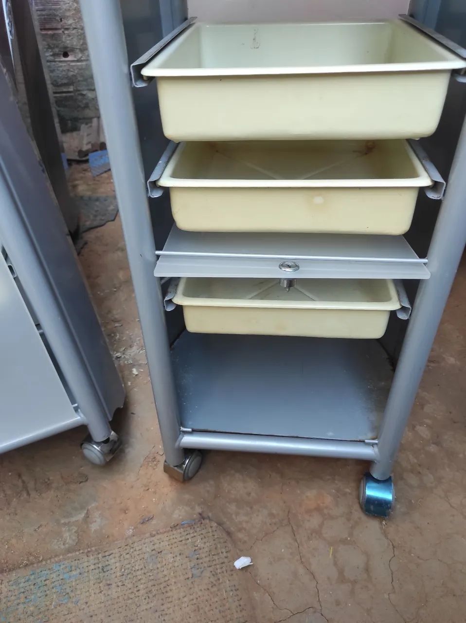 Mesa carrinho para cabeleireira/o - Foto 4