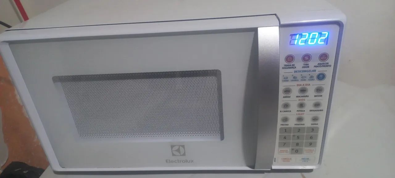 Microondas 220v semi novo - Foto 2