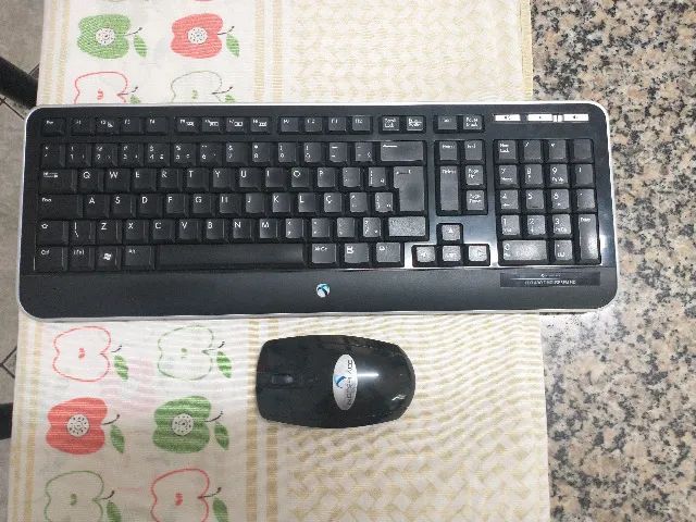 Teclado e mouse sem fio.