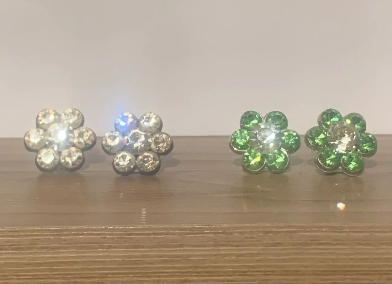 2 pares de brincos de for em zircônia verde e cristal  - Foto 4