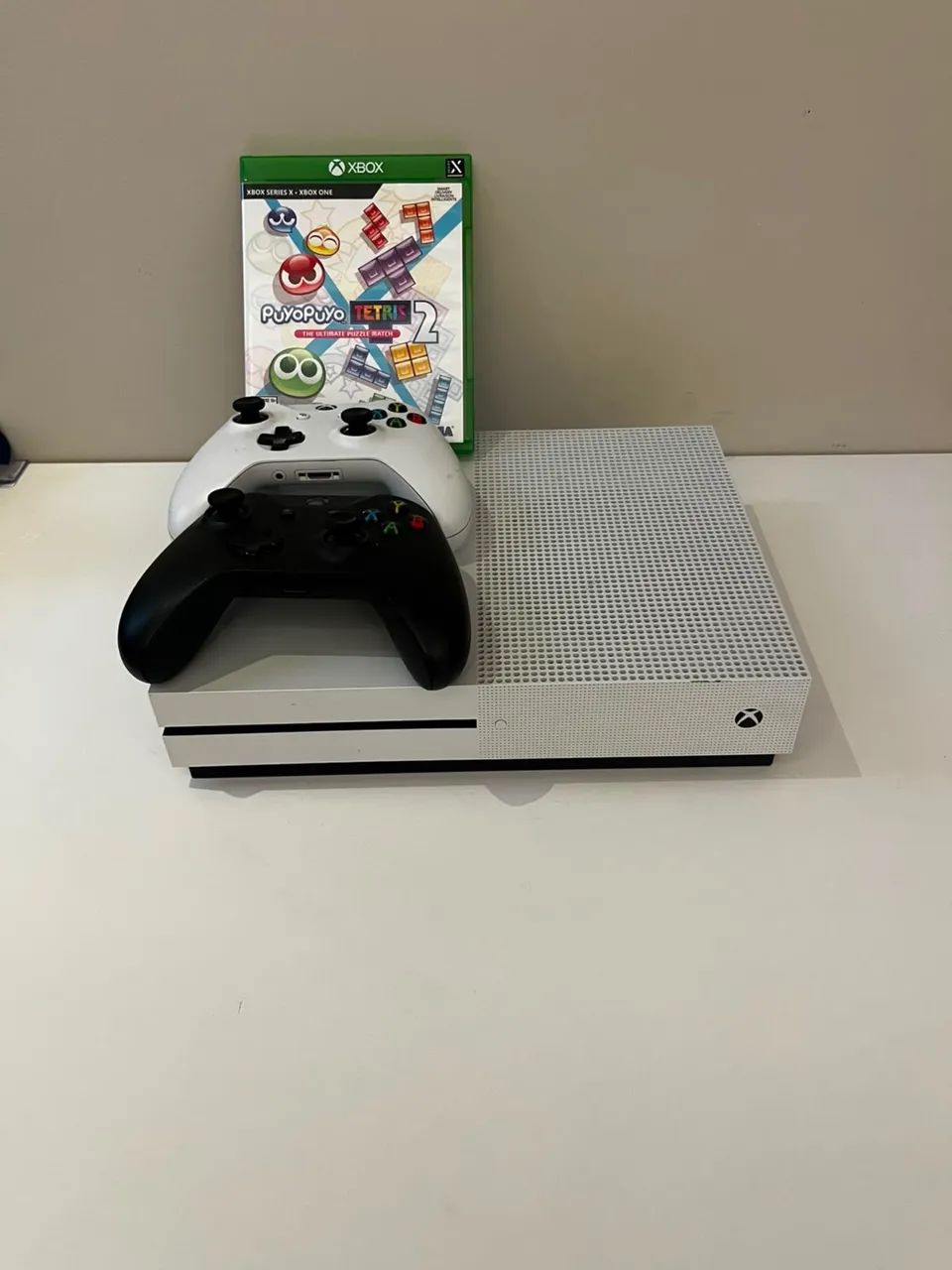 ?XBOX ONE S 1TB COMPLETO - 2 CONTROLES + JOGO? - Foto 2