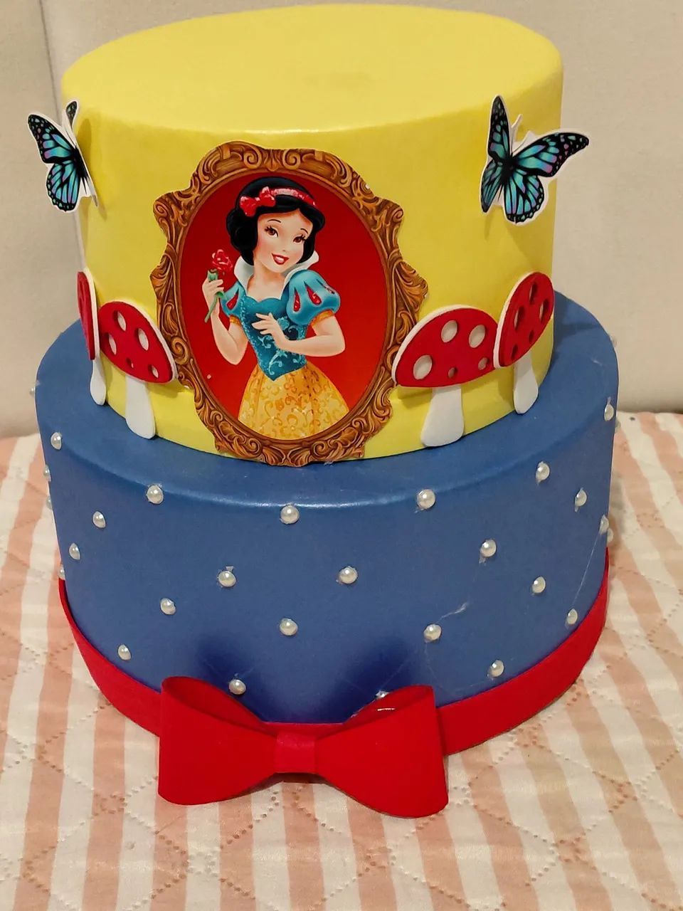 Bolo fake branca de neve com painel