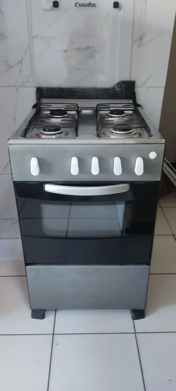 Vendo um fogão Esmaltec, funcionando perfeitamente. Valor 280.
