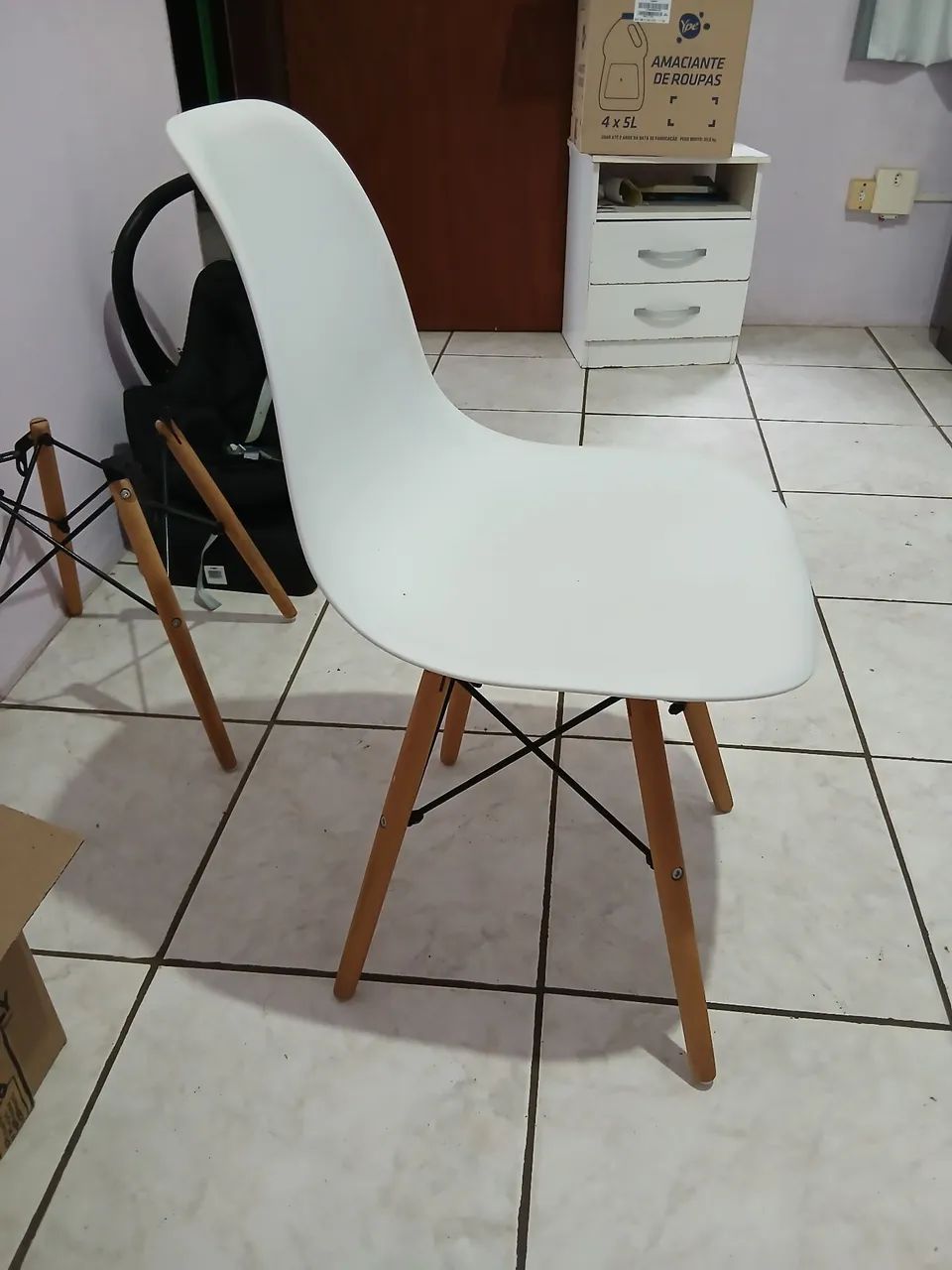 2 cadeiras modelo Charles Eames desmontadas contem parafuso so de uma - Foto 2