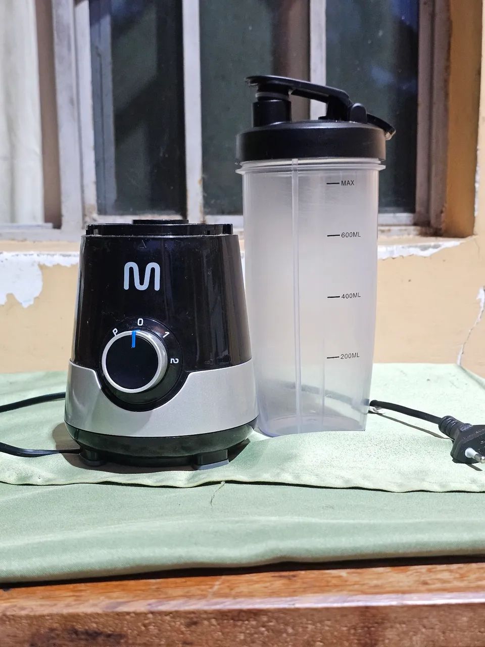 Liquidificador Shake Multi (Multilaser), modelo portátil de 300W.