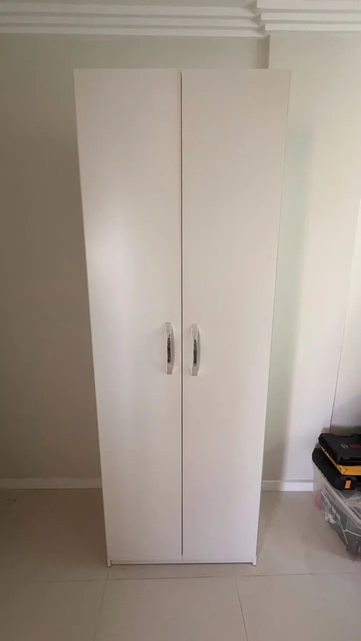 Guarda-roupa pequeno