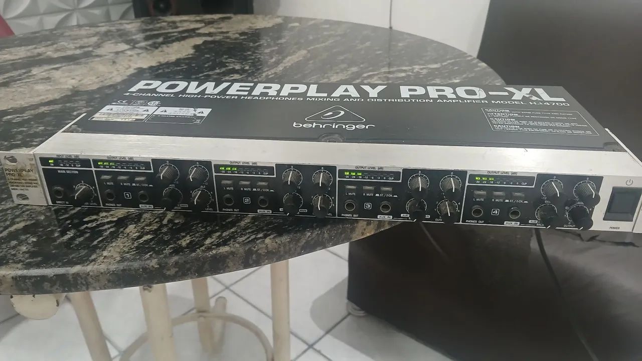 Amplificador de fone Behringer.