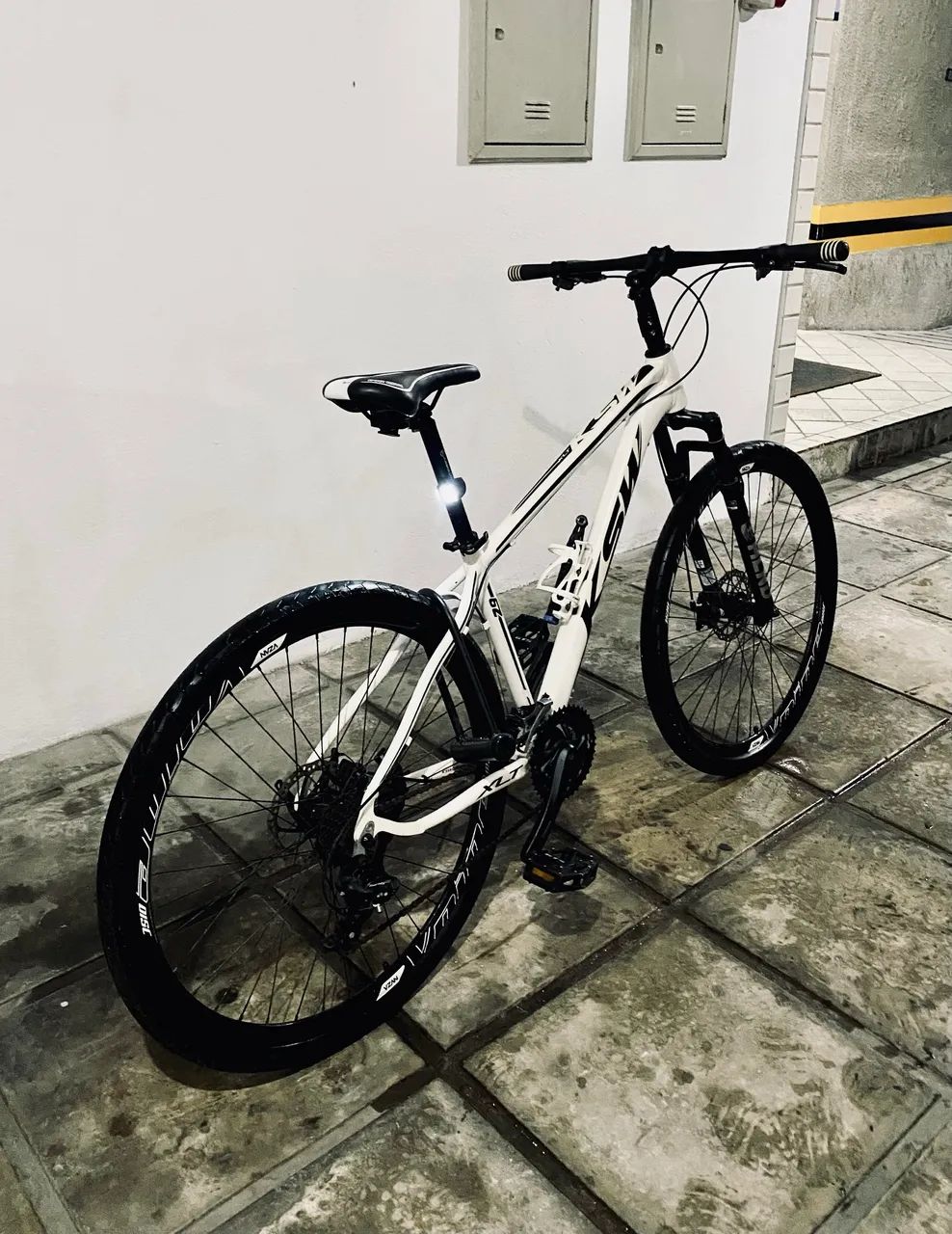 KSW Aro 29 Shimano Pouco Usada + Acessórios - Foto 2
